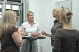 Teilnehmerinnen nutzen die Pausenzeit fr Nachfragen an Brigitte Dcker (Bundesarbeitsgemeinschaft der Freien Wohlfahrtspflege)