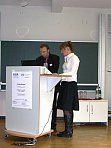 Peter Friedrich (technischer Leiter) und Bianca Thiel (Alumni-Programm Erziehungswissenschaften an der Uni Halle)