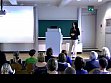 Dr. Tanja Betz erffnet die erste Themenrunde Zur sozialen Situation von Kindern und ihren Familien. Empirische
Beobachtungen und professionelle Einschtzungen