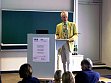 Uwe Buckendahl stellt seine Arbeit als Schulleiter der Integrierten Gesamtschule Halle vor