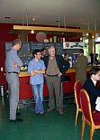 der Abend stand ganz unter dem Motto der Begegnung: Alumni Norbert Kreis (Stiftung Marthahaus Halle) und Prof. Dr. Reinhard Hrster (rechts), Professur fr Erziehungswissenschaften mit dem Schwerpunkt Soziale Bildung und Beratung am Fachbereich Erziehungswissenschaften (heute Philosophische Fakultt III) der Martin-Luther-Universitt Halle-Wittenberg