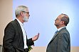 Johannes Spenn (links) von der Diakonie Mitteldeutschland und Prof. Dr. Christoph Weiser (rechts) des Prorektorats für Studium, Lehre, Weiterbildung und internationale Beziehungen der Martin-Luther-Universität Halle-Wittenberg
