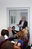 Auch Prof. Dr. Reinhard Hrster, Philosophische Fakultt III, MLU ist zugegen und diskutiert mit.
